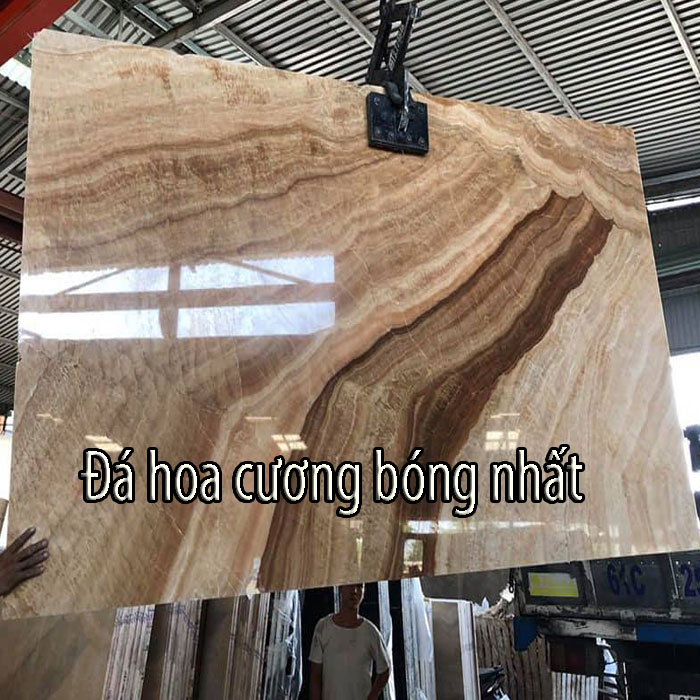 Đá hoa cương khối lớn đã được cắt thành những miếng nhỏ