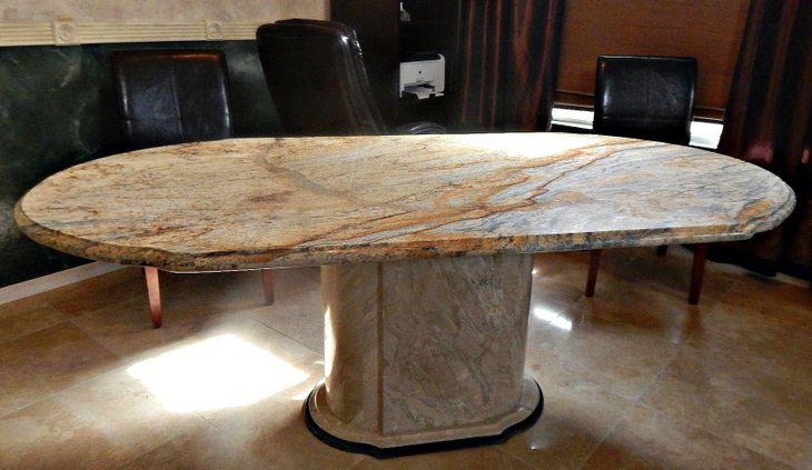 Ngày nay, khi mà chất lượng cuộc sống ngày càng cao, căn bếp không chỉ còn là nơi để nấu ăn mà trở thành nơi để xả stress, thư giãn và tận hưởng thì việc đầu tư tiền bạc, thời gian và công sức để có một thiết kế không gian hợp “gu” nhất cũng không phải điều gì quá đáng. Tương tự như việc chọn nội thất cho không gian bếp thì việc cân nhắc lựa chọn màu sắc đá hoa cương cho bề mặt bàn bếp cũng rất quan trọng, điều này phần nào quyết định sự hài hòa của căn bếp. Một kiểu thiết kế phổ biến nhất chính là lựa chọn đá ốp bếp tương đồng với màu sơn tường. Điển hình như kiểu nhà hiện đại với không gian phủ tone trắng chủ đạo thì bếp đá hoa cương với những tone màu tươi cũng được cân nhắc sử dụng. Như vậy, không gian bếp không chỉ hài hòa về màu sắc mà còn tạo hiệu ứng rộng rãi, sang trọng hơn. Một số gam màu phổ biến như đen, trắng, beggie, nâu, xám,...được trưng dụng rất nhiều trong thiết kế nhà bếp do đó mà các loại đá hoa cương có gam màu tương tự cũng rất được ưu ái. Những tone màu này không chỉ đem lại cảm giác tươi mát mà còn rất hiện đại, sang trọng và thời thượng. Bên cạnh đó, việc lựa chọn màu sắc theo phong thủy cũng được rất nhiều gia chủ quan tâm. Theo đó, lựa chọn bàn bếp, không gian bếp hợp phong thủy cũng giúp cho ngôi nhà đón được nhiều vượng khí, xua đuổi năng lượng tiêu cực.26