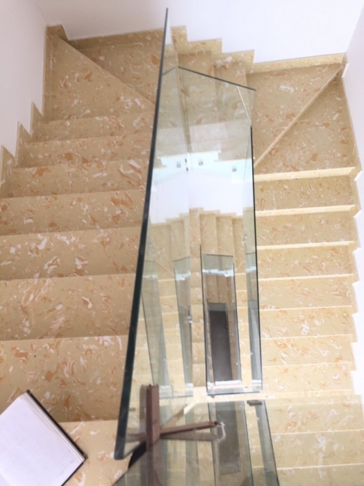 Cầu thang ốp đá marble